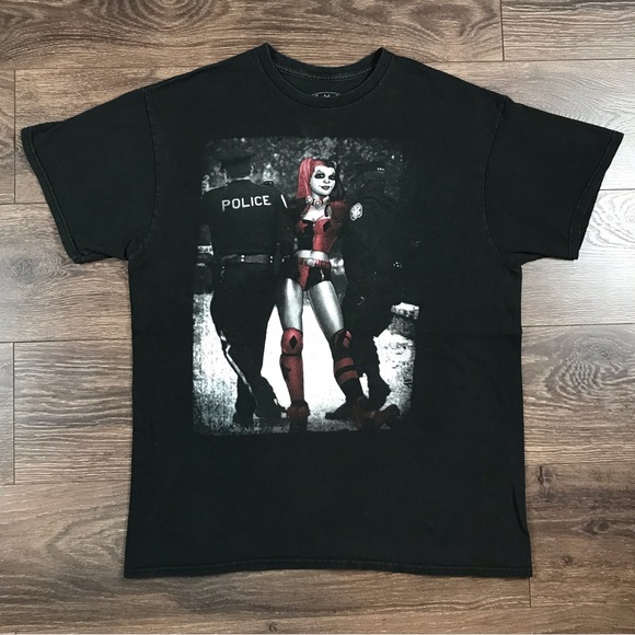 Batman DC Comics Harley Quinn Detained By Police Evil Villain Super Hero T-Shirt - Picture 1 of 6